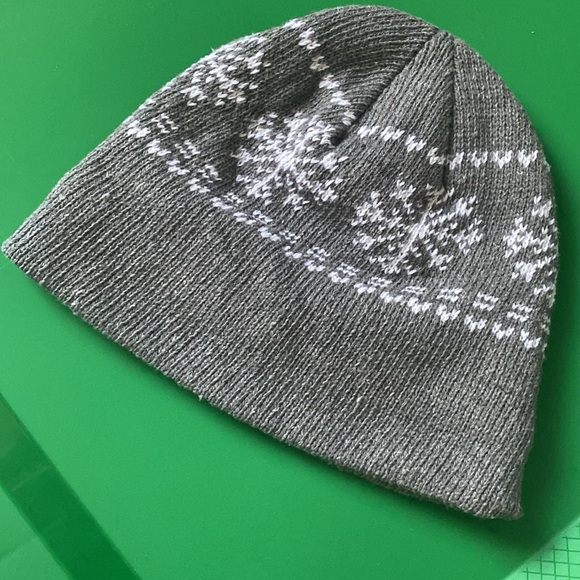 Fleece-lined snowflake grey beanie - Picture 2 of 15